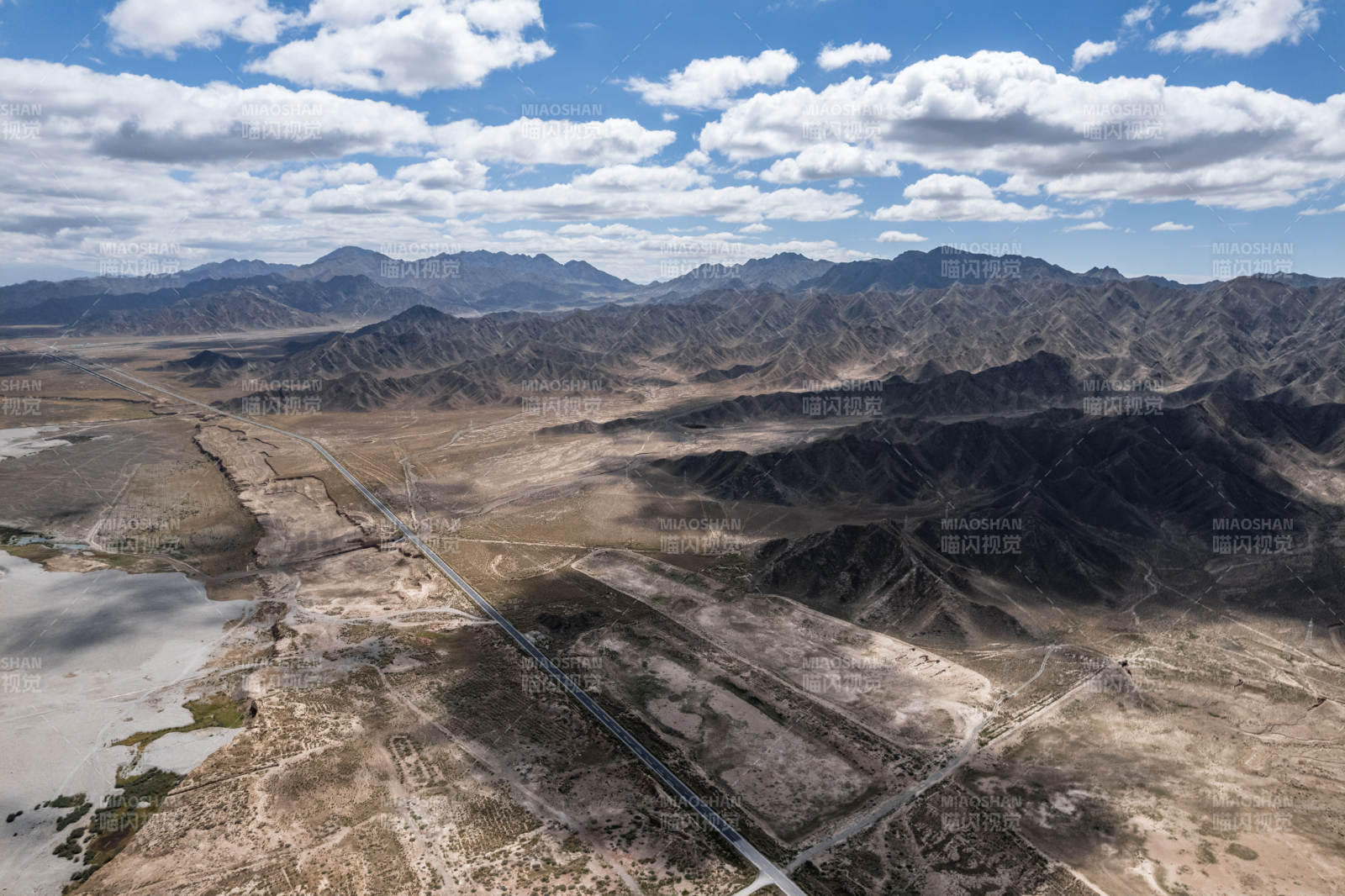 西北苍凉荒漠戈壁沙漠山脉蓝天白云山脉全景