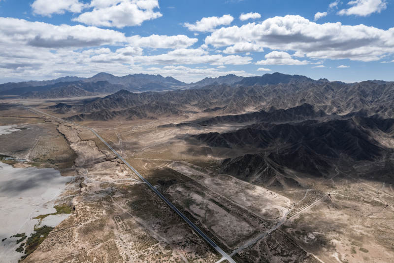 西北苍凉荒漠戈壁沙漠山脉蓝天白云山脉全景