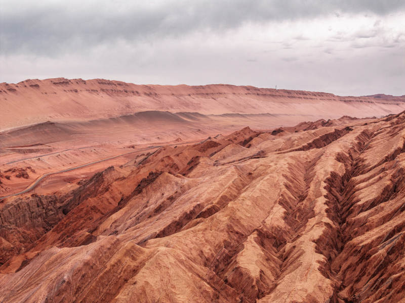 西北丹霞地貌红色山脉戈壁千沟万壑纵横风光