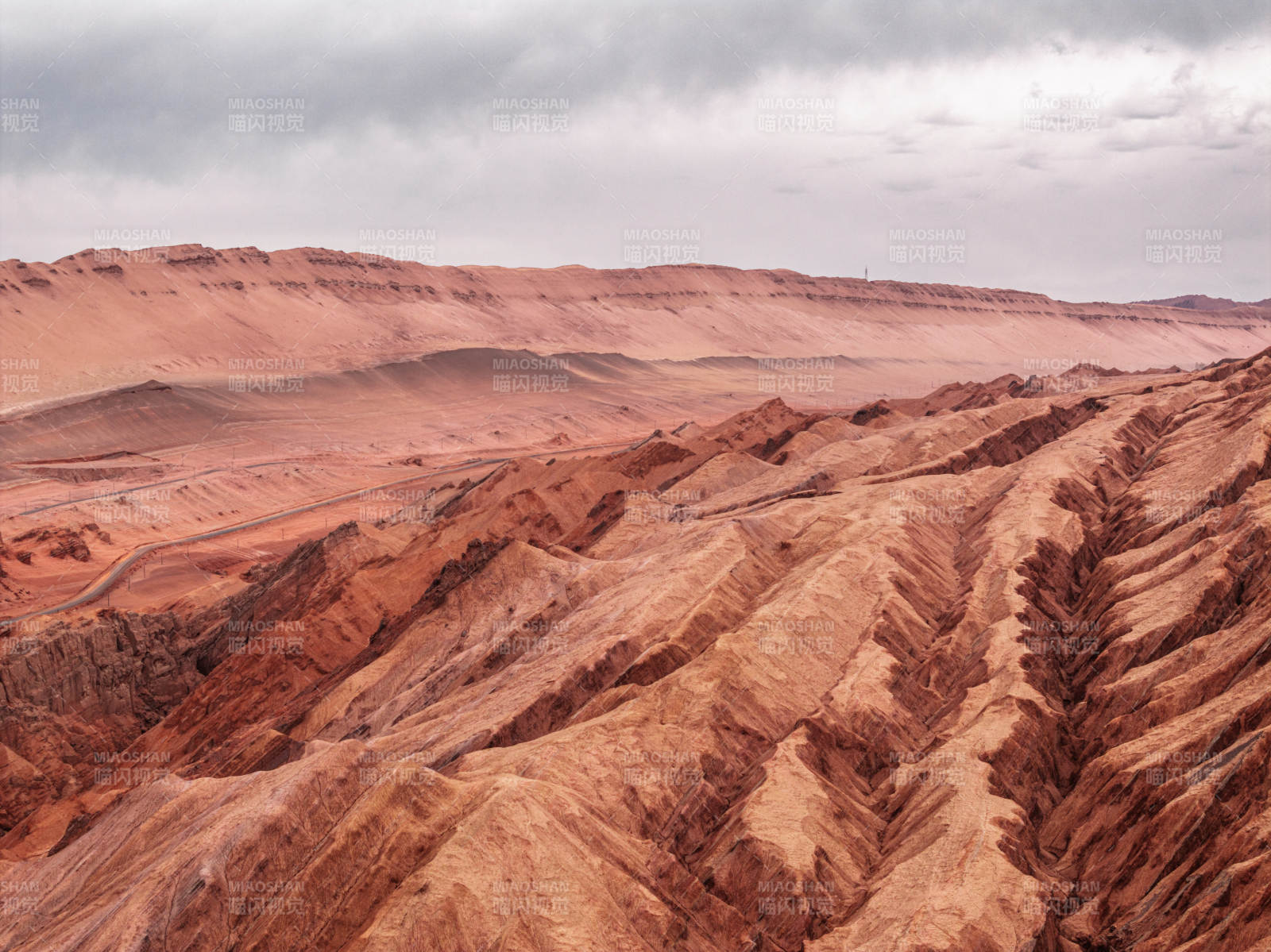 西北丹霞地貌红色山脉戈壁千沟万壑纵横风光