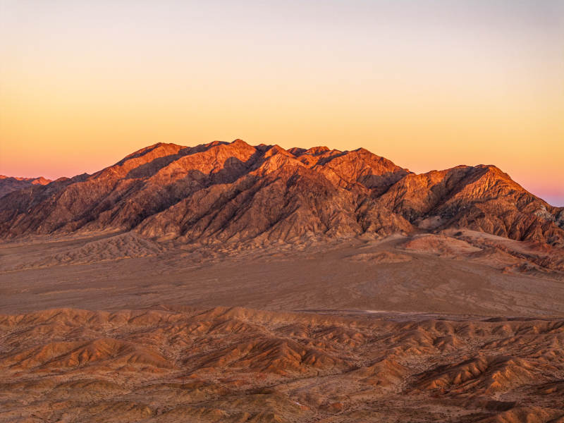 西北戈壁高原日落黄昏橙黄色天空太阳下山