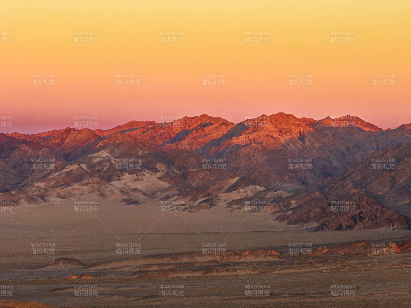 西北戈壁高原日落黄昏金色天空群山日照金山