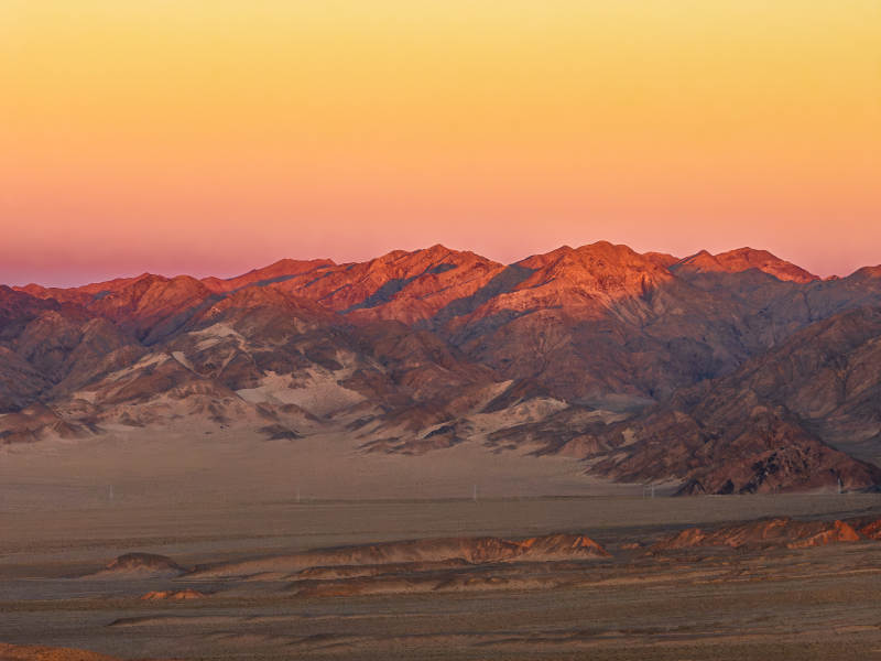 西北戈壁高原日落黄昏金色天空群山日照金山