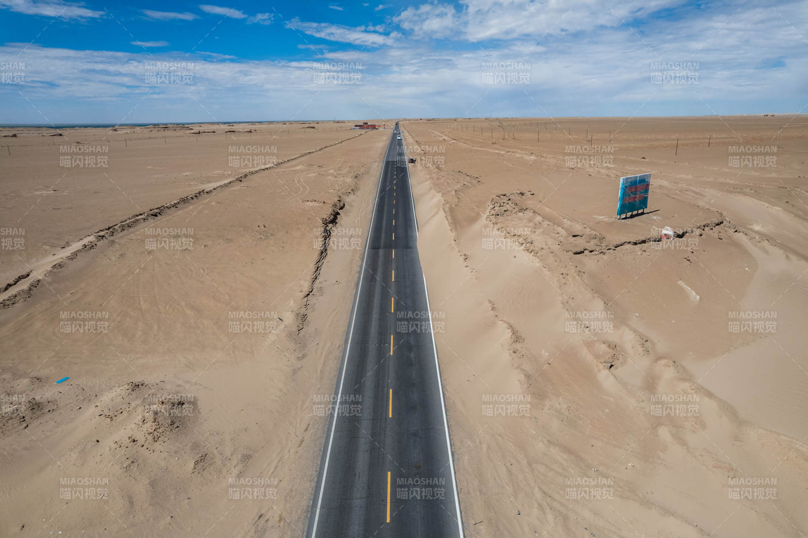 西北戈壁荒漠笔直公路延伸到远方地平线航拍