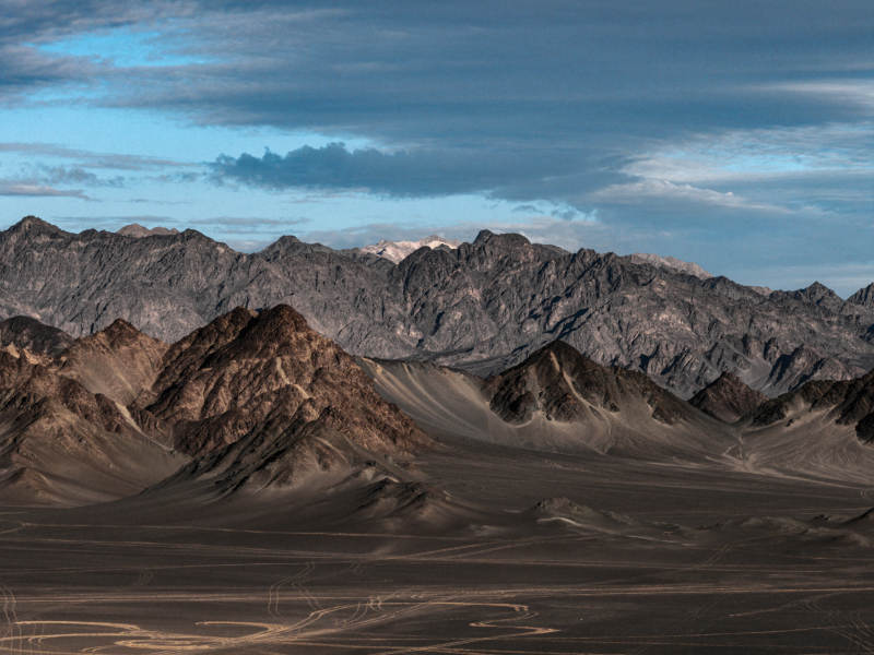 西北戈壁沙漠雪山壮丽远山光影变幻地貌苍茫