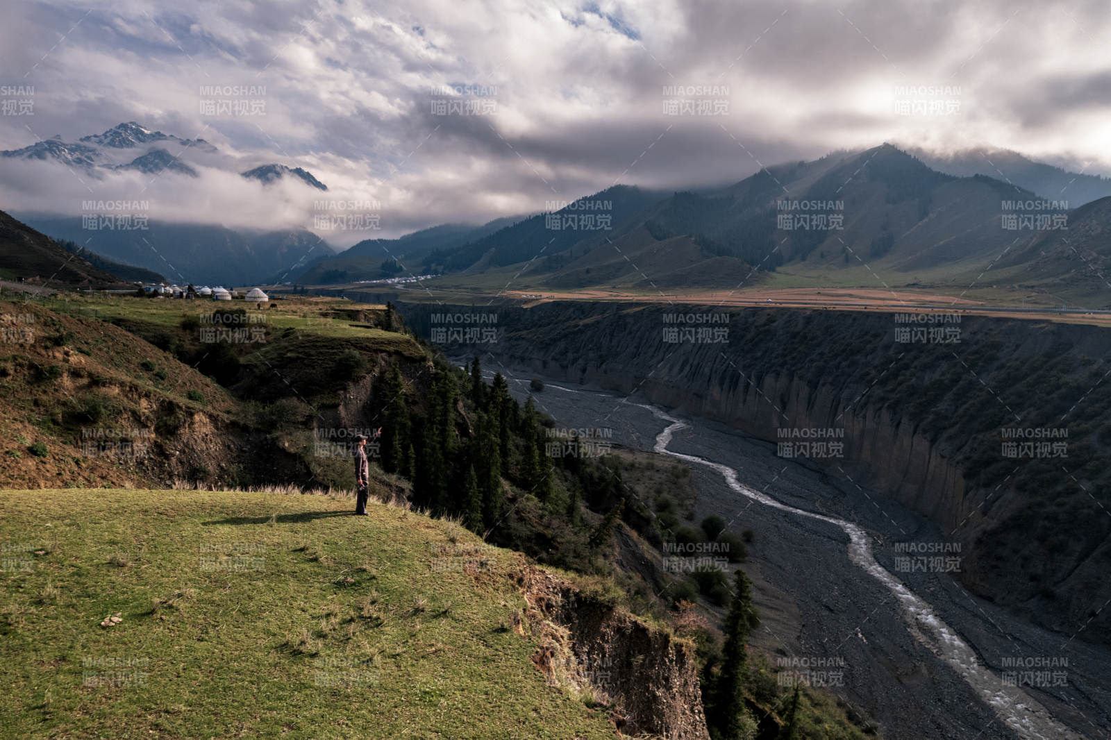 新疆安集海大峡谷红山大峡谷单人眺望远方
