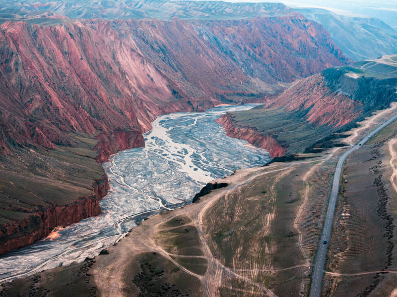 新疆安集海大峡谷红山大峡谷干涸河床公路