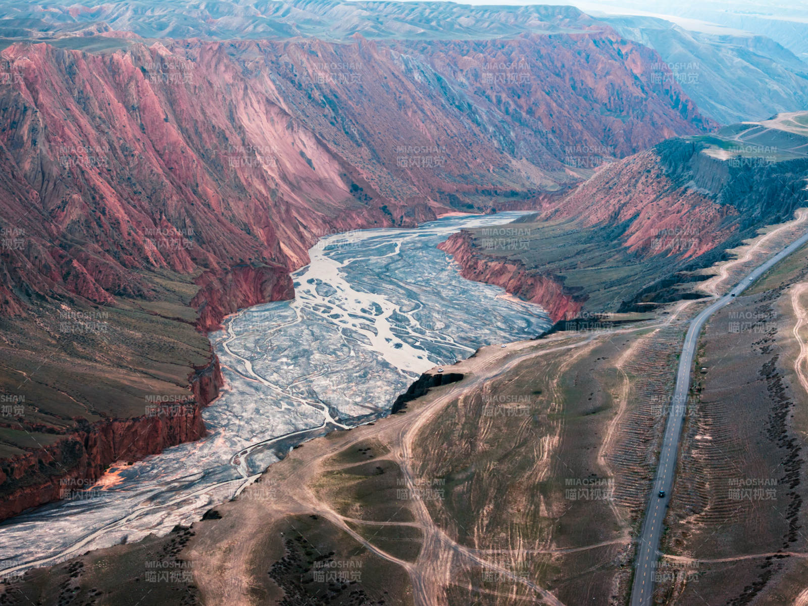 新疆安集海大峡谷红山大峡谷干涸河床公路