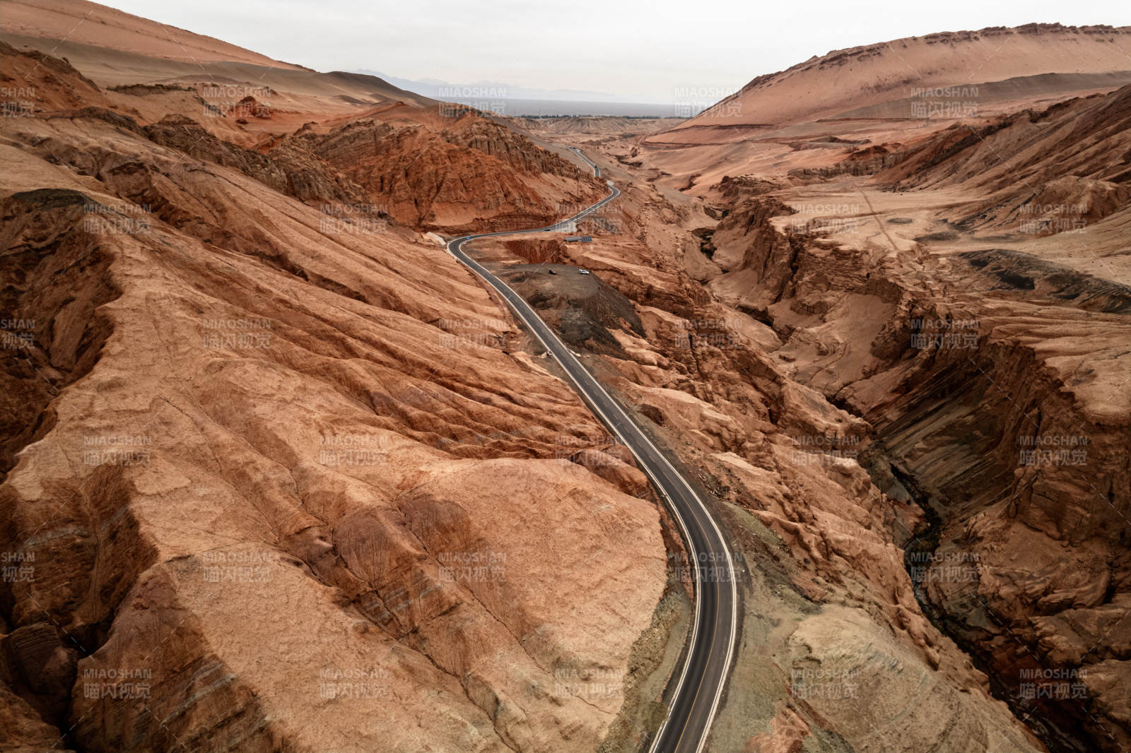 新疆安集海大峡谷红山大峡谷戈壁公路蜿蜒