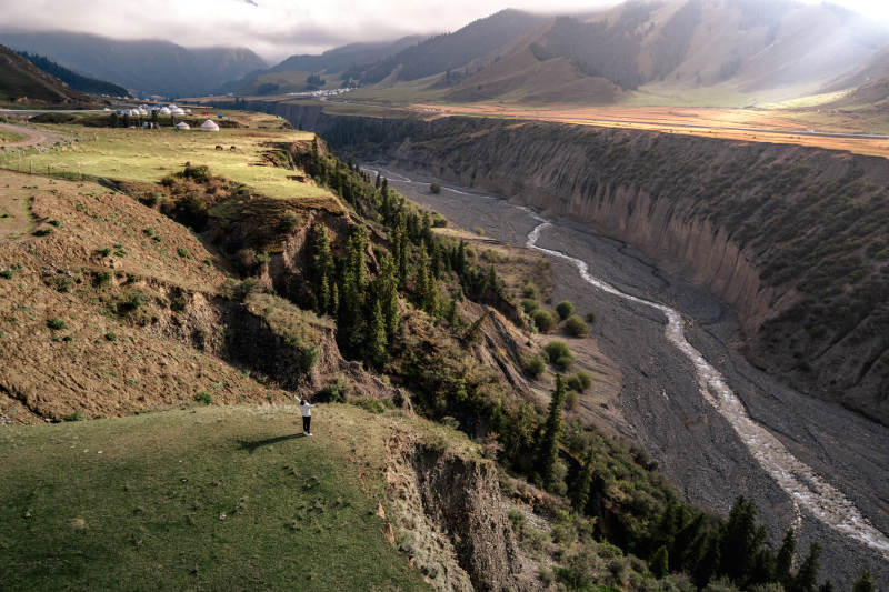 新疆安集海大峽谷紅山大峽谷孤獨(dú)遠(yuǎn)眺身影