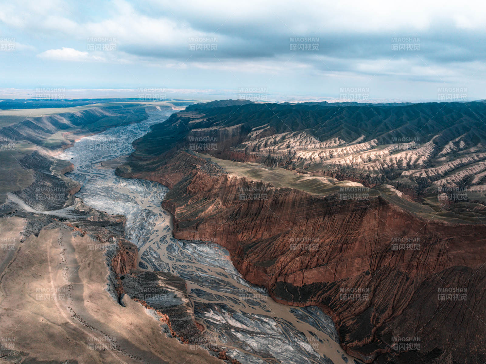 新疆安集海大峡谷红山大峡谷红褐色山峦河道