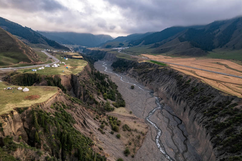 新疆安集海大峡谷红山大峡谷山川河床风光