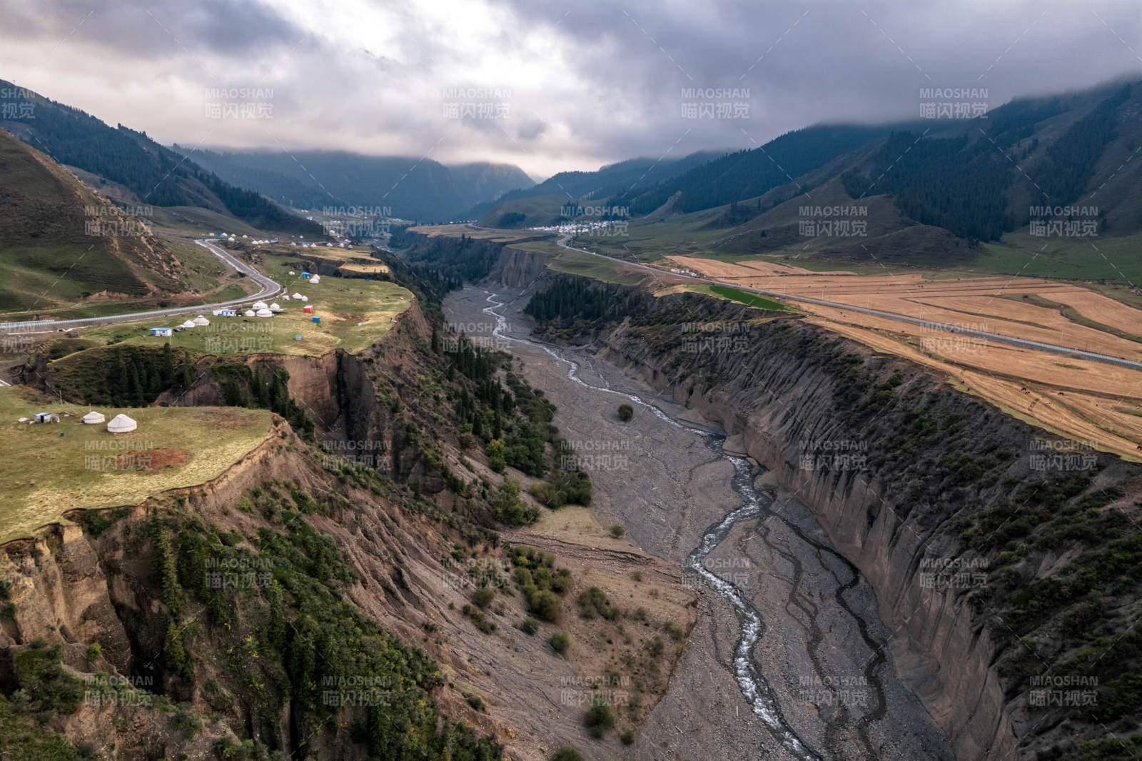 新疆安集海大峡谷红山大峡谷山川河床风光