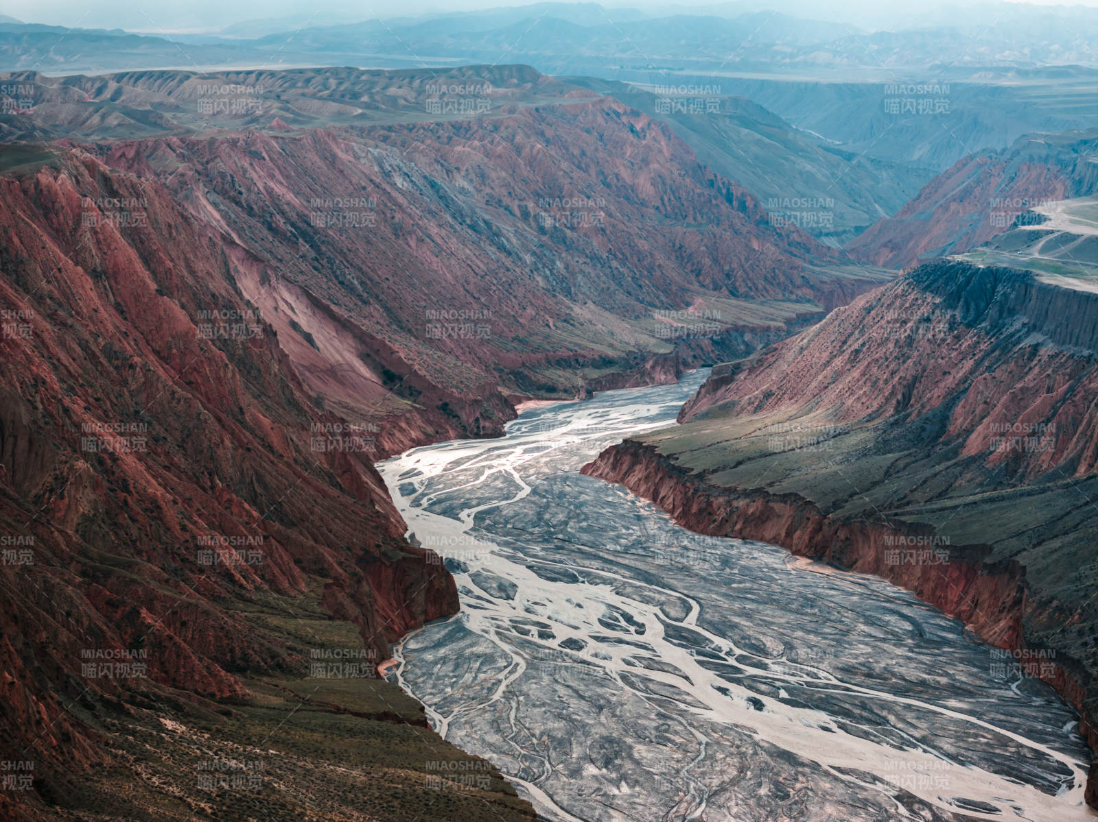新疆安集海大峡谷红山大峡谷蜿蜒河道河流