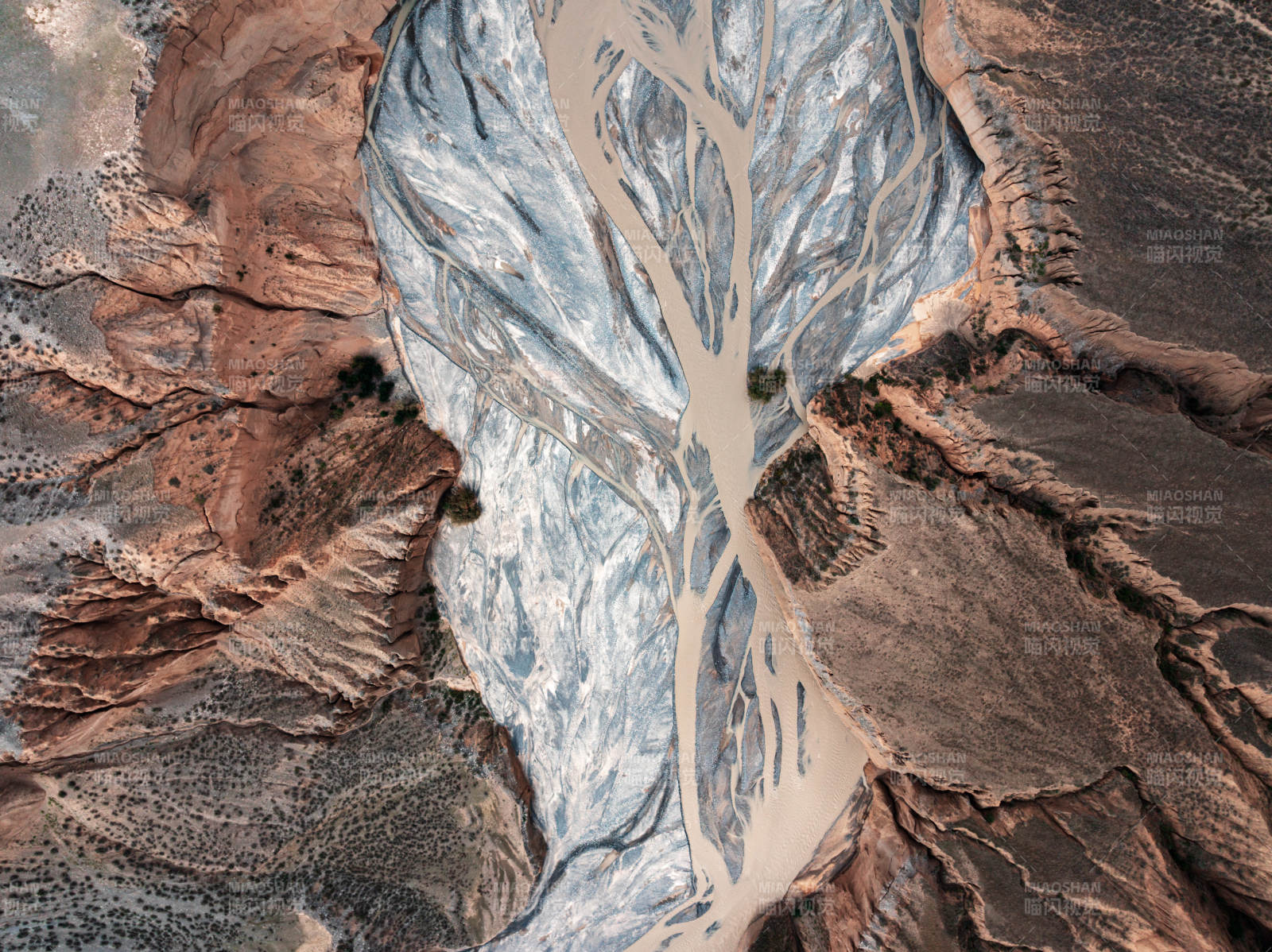 新疆安集海大峽谷紅山大峽谷懸崖俯拍鳥(niǎo)瞰