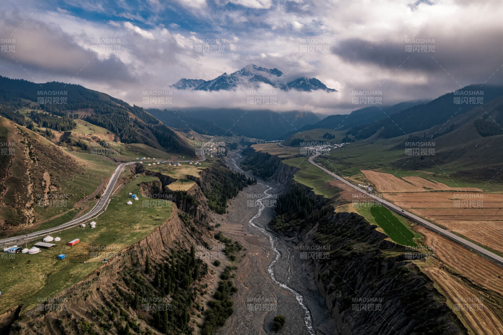 新疆安集海大峽谷紅山大峽谷雪山川河床溝壑