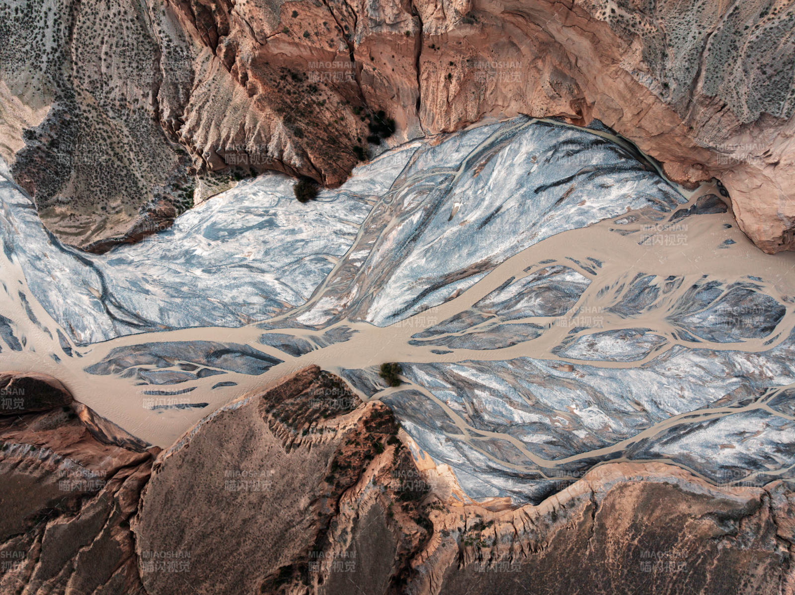 新疆安集海大峡谷红山峡谷大地肌理流水脉络
