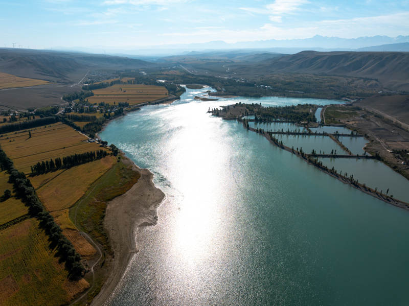 伊犁河谷蜿蜒河流滋养绿洲农田自然共生​​