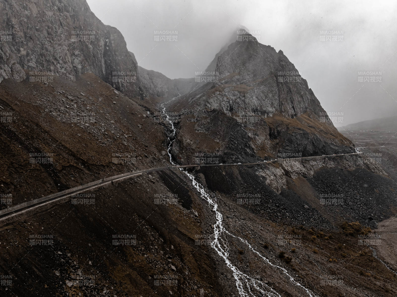 雨雾群山瀑布与蜿蜒公路交织的原始自然风光
