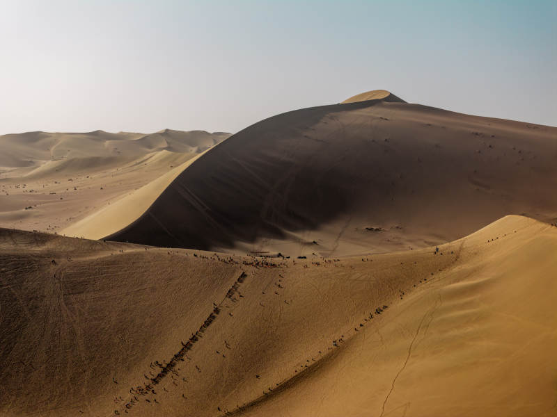 壮阔金色沙漠光影线条沙丘景观鸣沙山景色