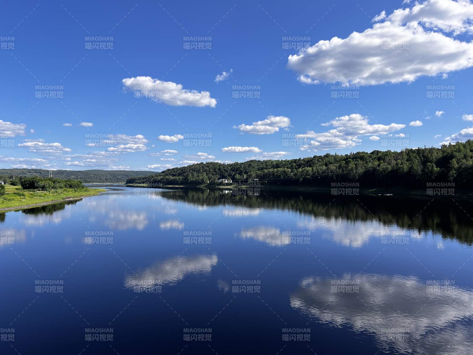 加拿大廊桥湖光云影 静谧如画