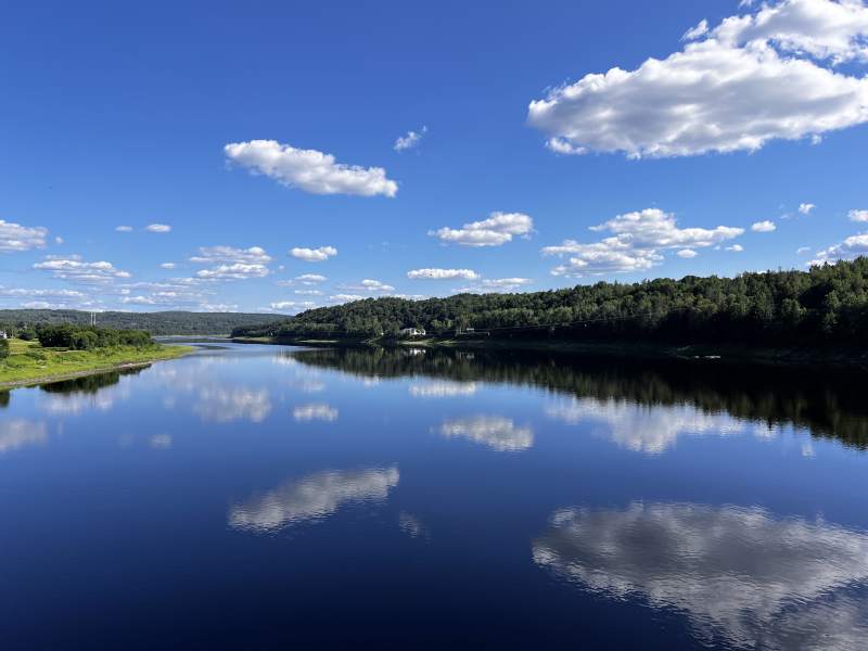 加拿大廊桥湖光云影 静谧如画