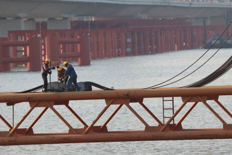 工人在桥上作业