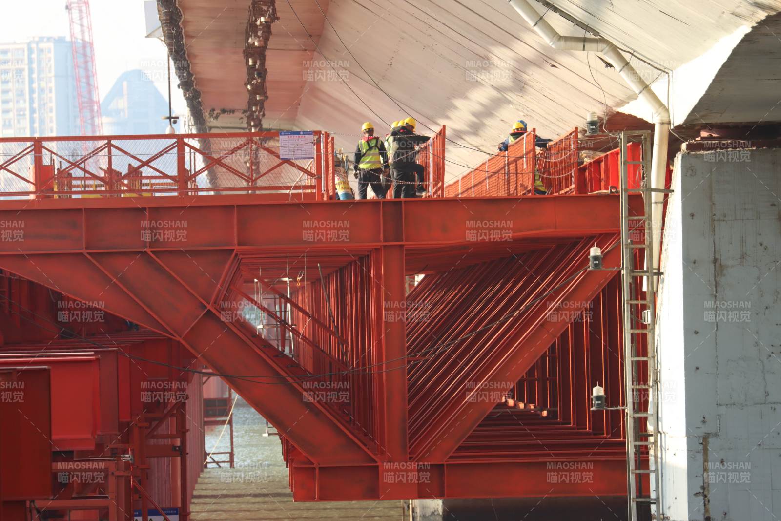 工地钢架施工中