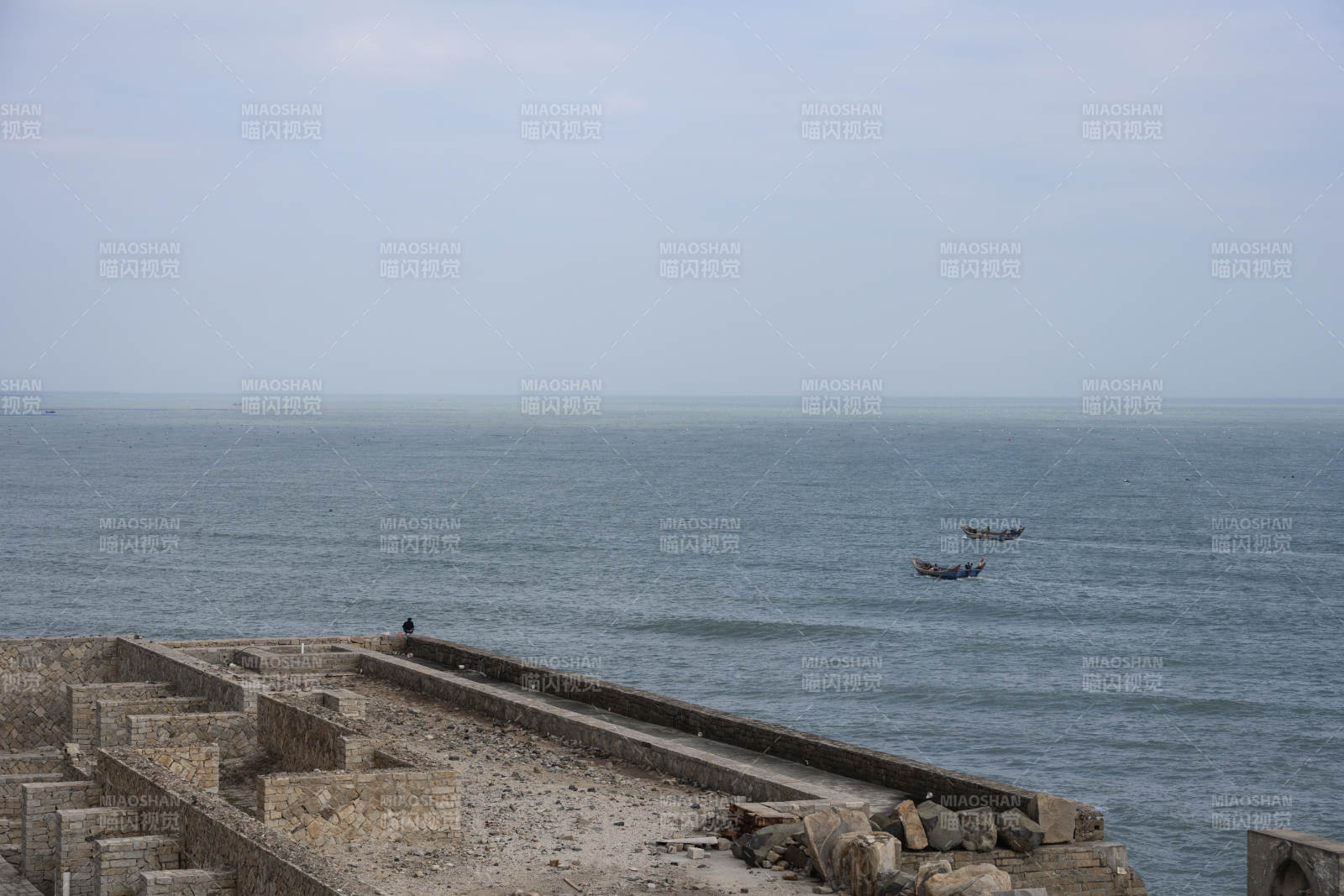 白塘灣海邊石堤與小船