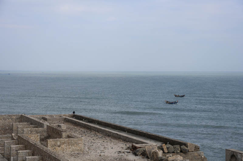 白塘湾海边石堤与小船