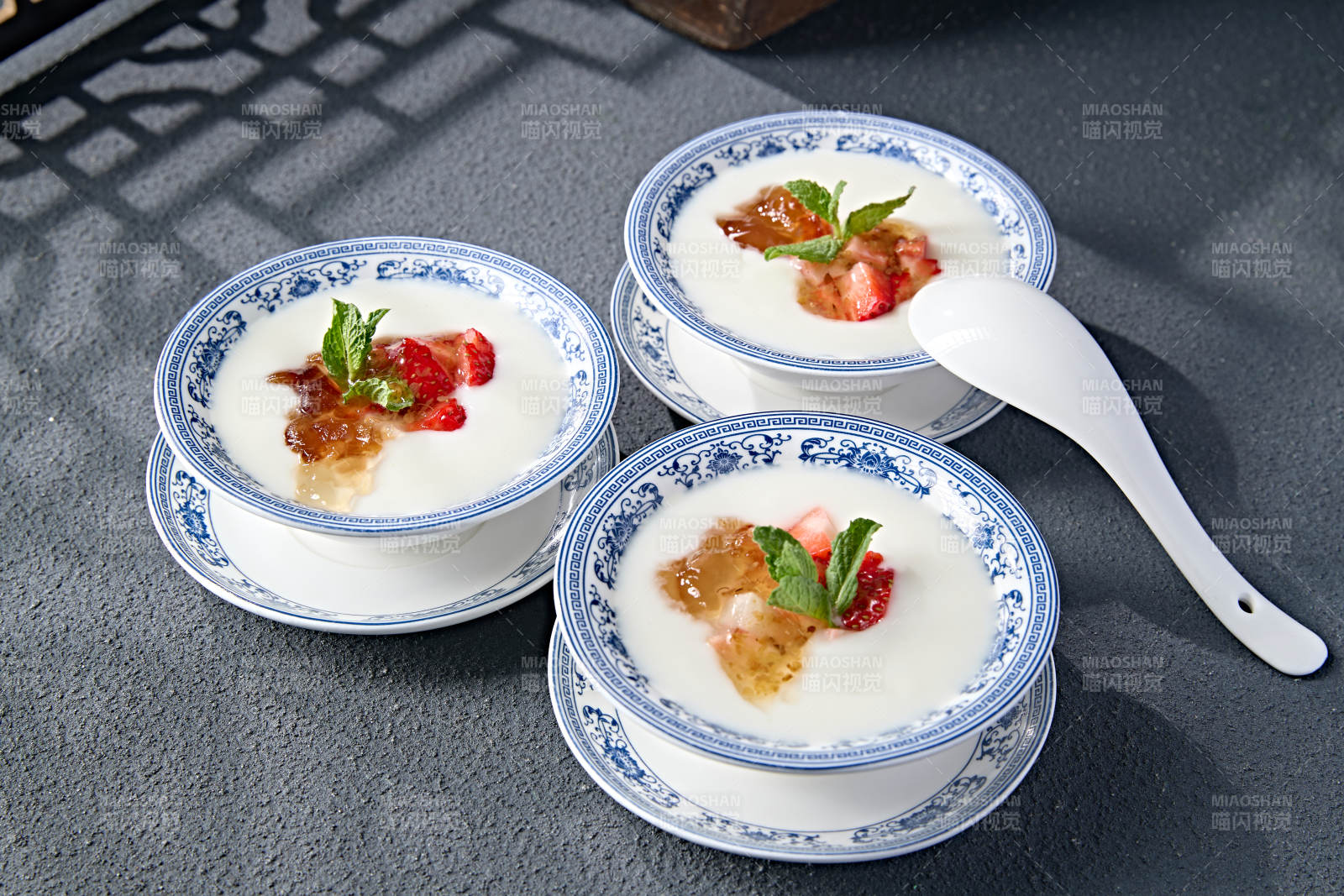 自制桃胶果粒纯酿老酸奶