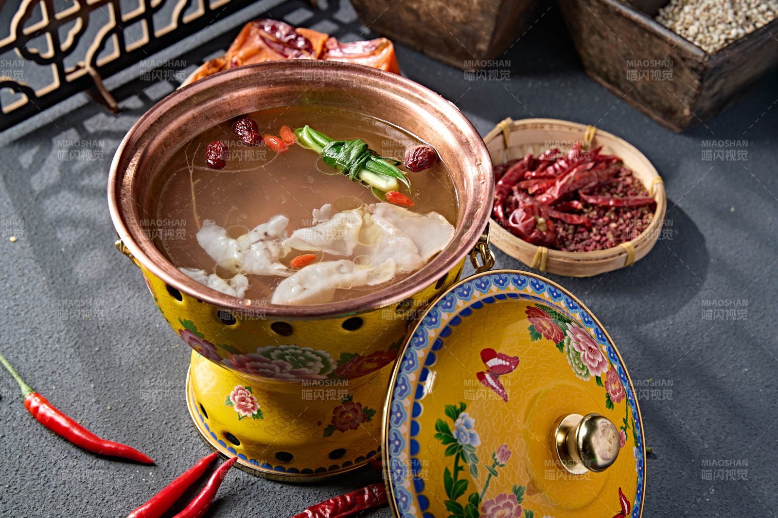 景泰蓝小火锅清汤高汤锅底图片