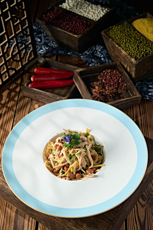 精美凉菜果仁椒麻香辣手撕口水鸡