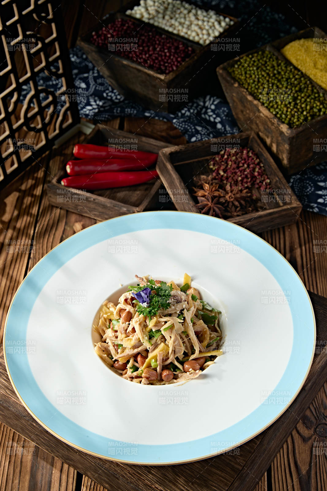 精美凉菜果仁椒麻香辣手撕口水鸡