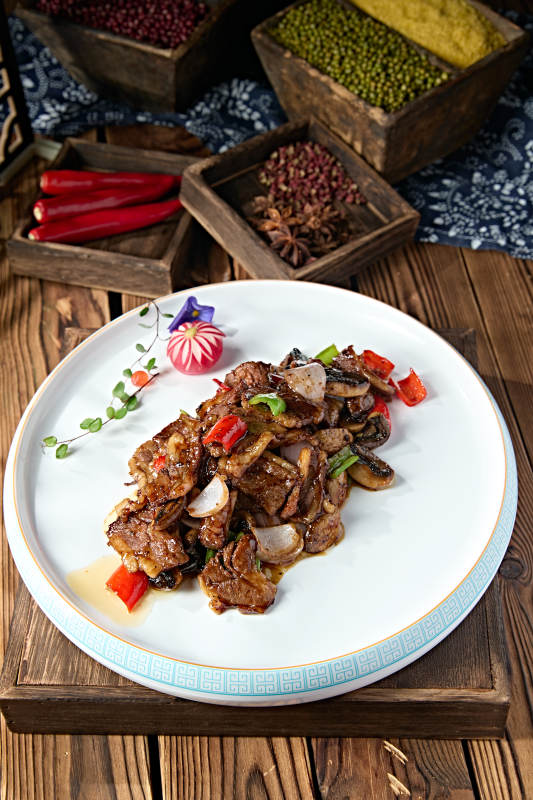 黑椒酱爆塞外口蘑牛仔肉