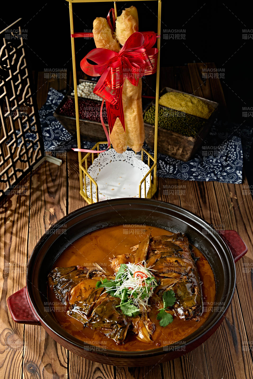 美味酱焖野生鳙鱼头配大油条