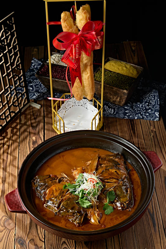 美味酱焖野生鳙鱼头配大油条