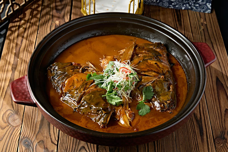 美味酱焖野生鳙鱼头配大油条