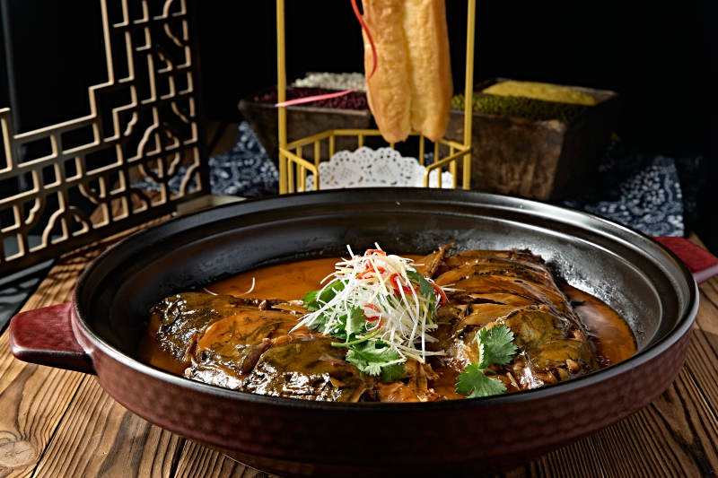 美味酱焖野生鳙鱼头配大油条