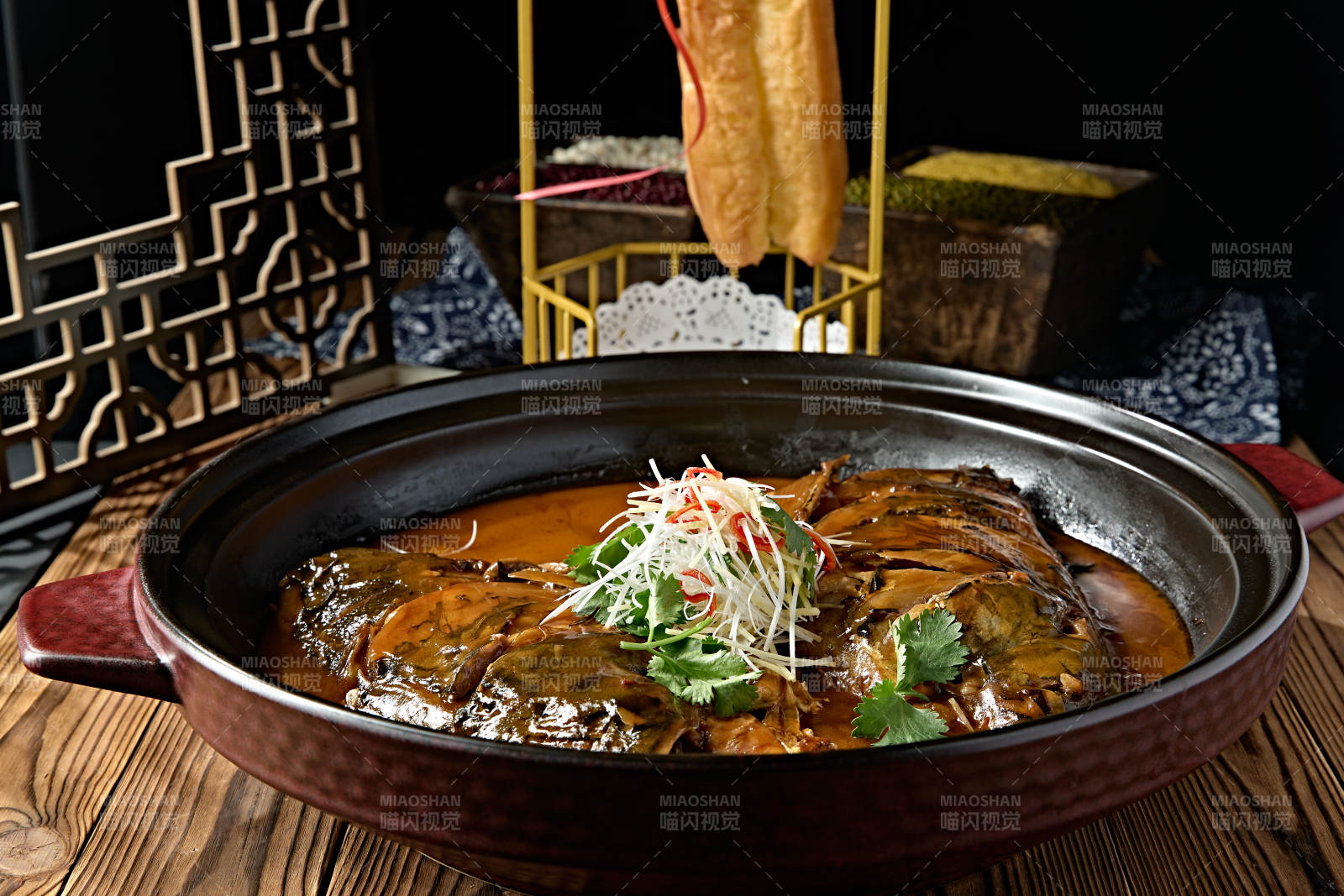 美味酱焖野生鳙鱼头配大油条