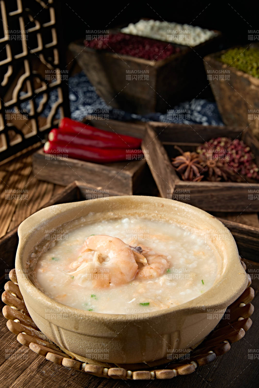 美味茶餐滋补砂锅鲜虾生滚白粥图片