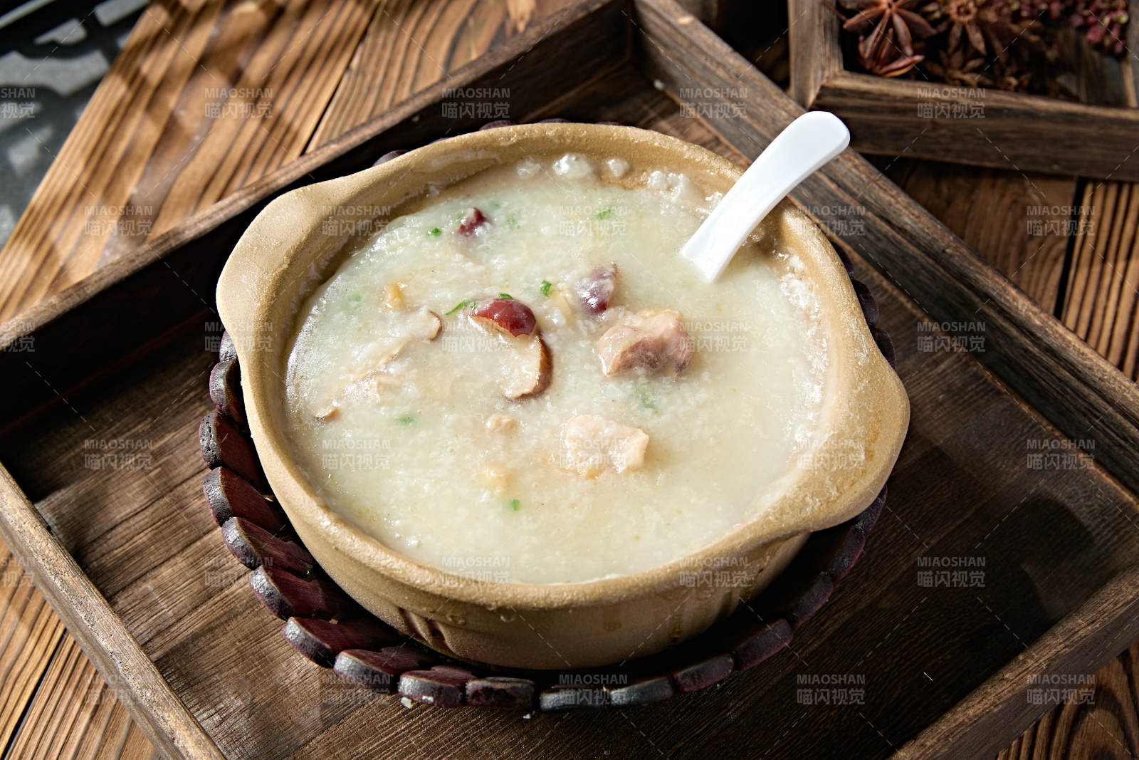 美味茶餐滋补砂锅滋补红枣鲜鸡生滚白粥