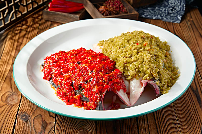 经典湘味美食剁椒鱼头配面