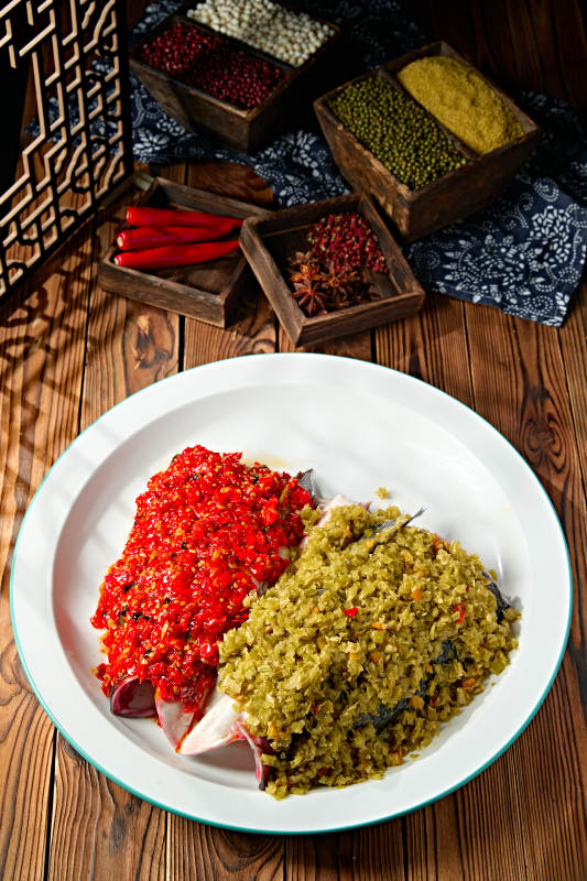 经典湘味美食剁椒鱼头配面