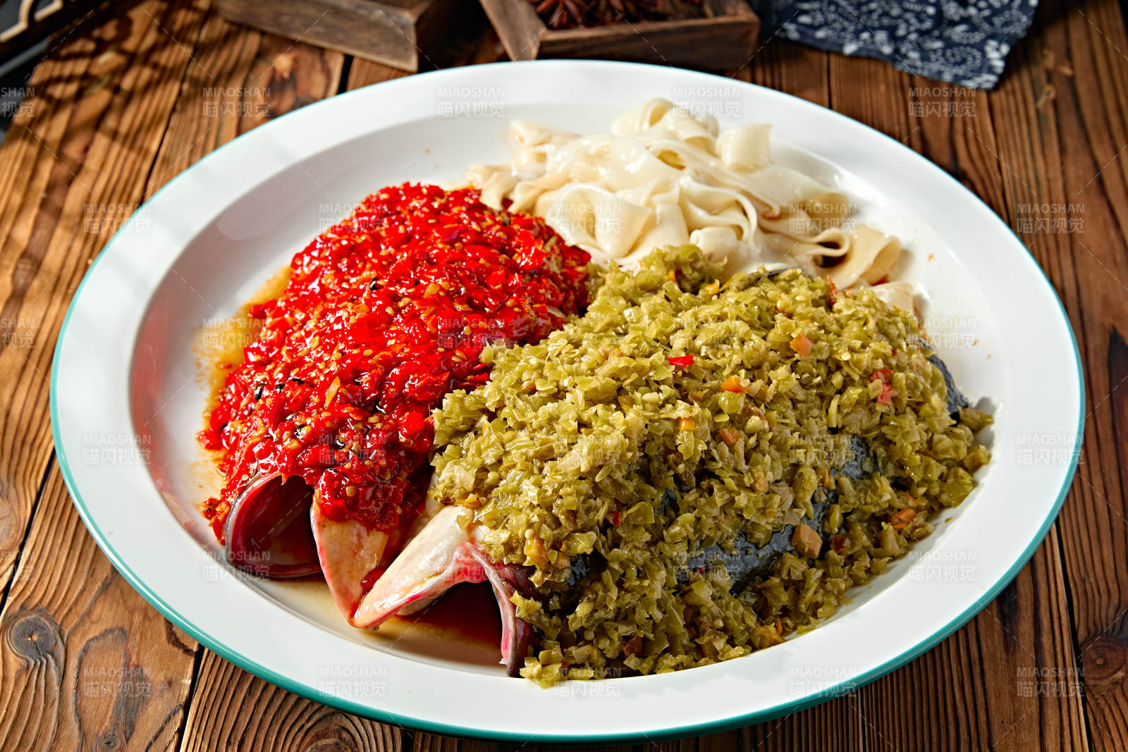 经典湘味美食剁椒鱼头配面