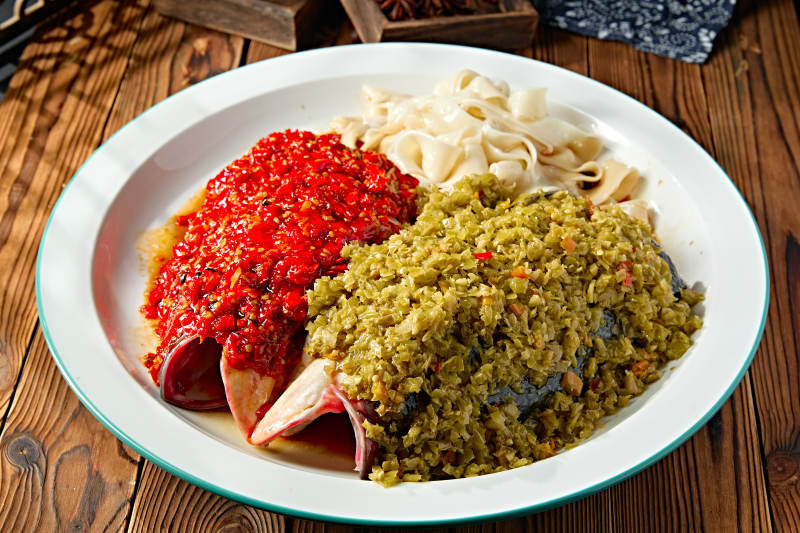 经典湘味美食剁椒鱼头配面