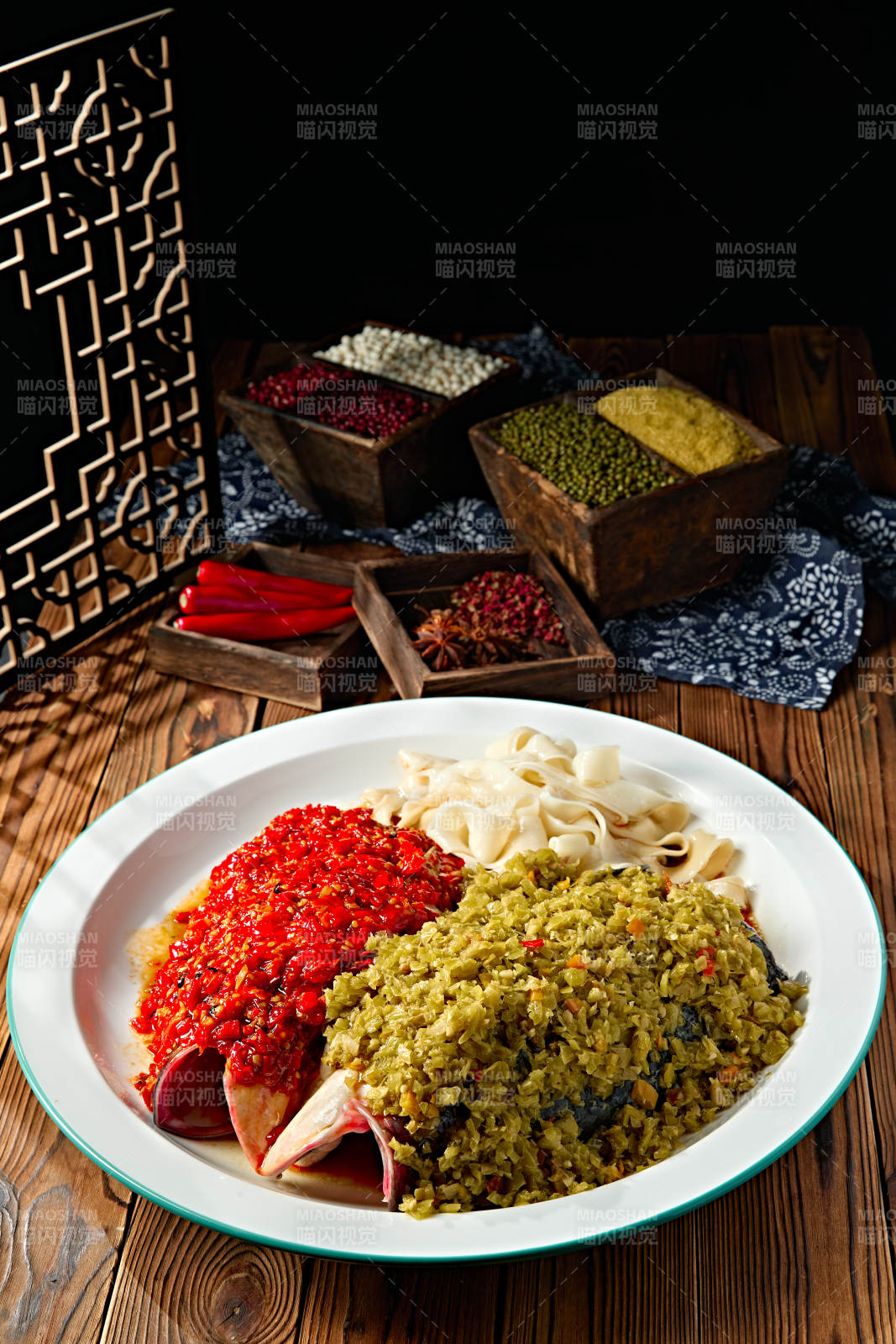 经典湘味美食剁椒鱼头配面