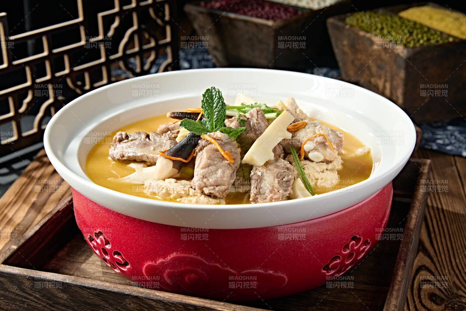 嫩豆腐雞樅菌玉蘭筍燉豬肋排