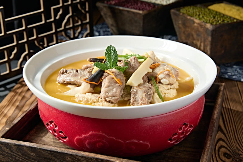 嫩豆腐鸡枞菌玉兰笋炖猪肋排