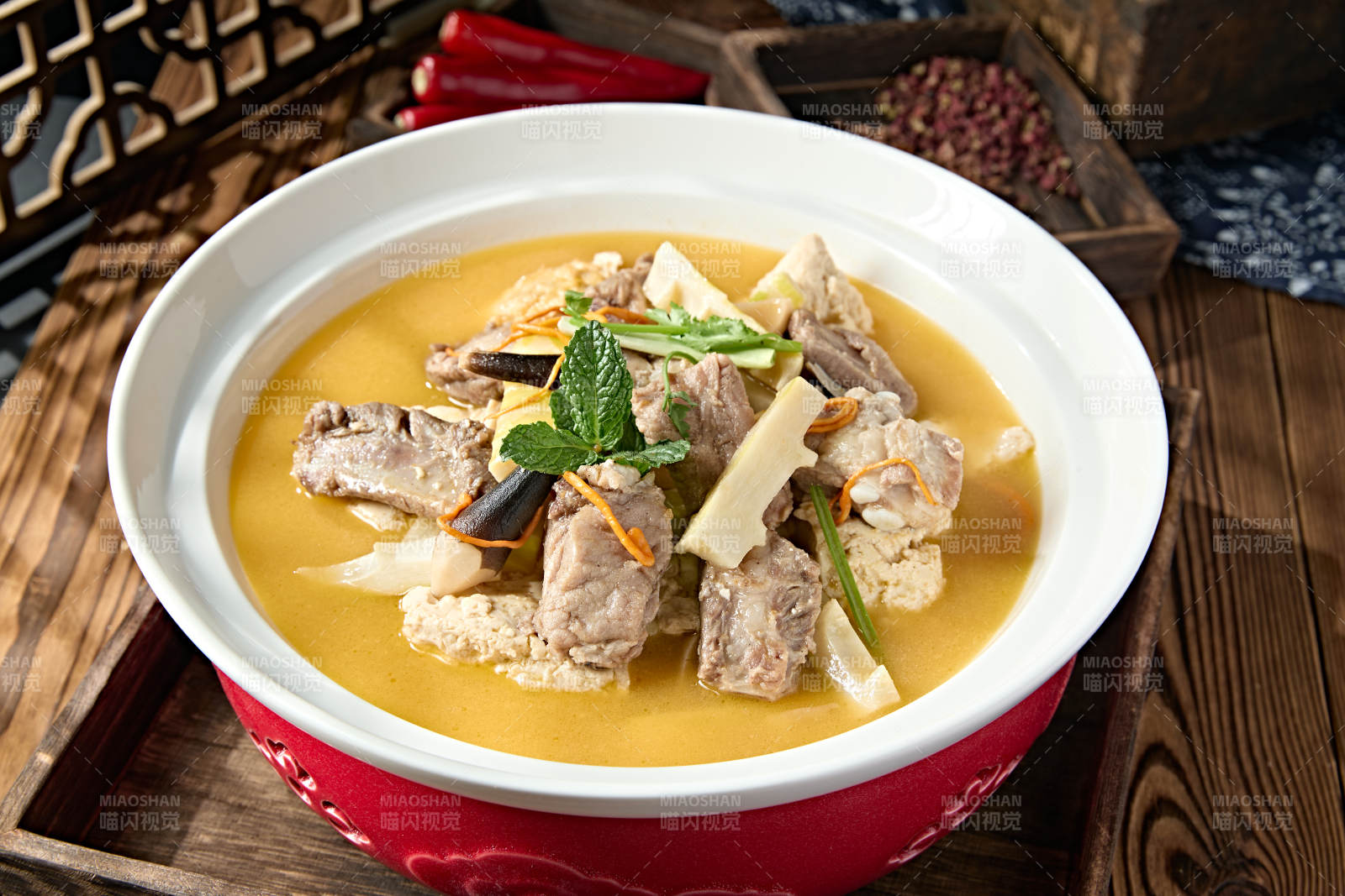 嫩豆腐雞樅菌玉蘭筍燉豬肋排